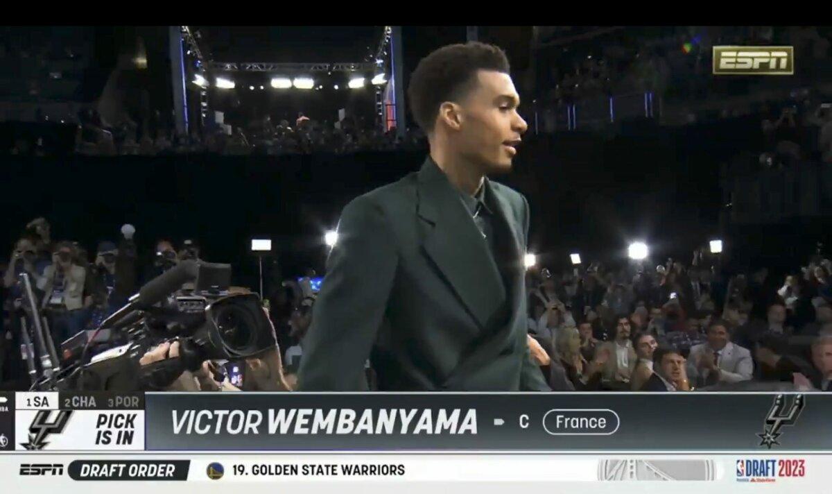 N°1 de la draft, Victor Wembanyama rejoint officiellement les San Antonio Spurs !