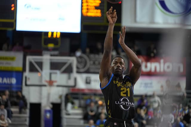 Après une saison en ÉLITE 2, Laolu Oke poursuit sa carrière au Kosovo