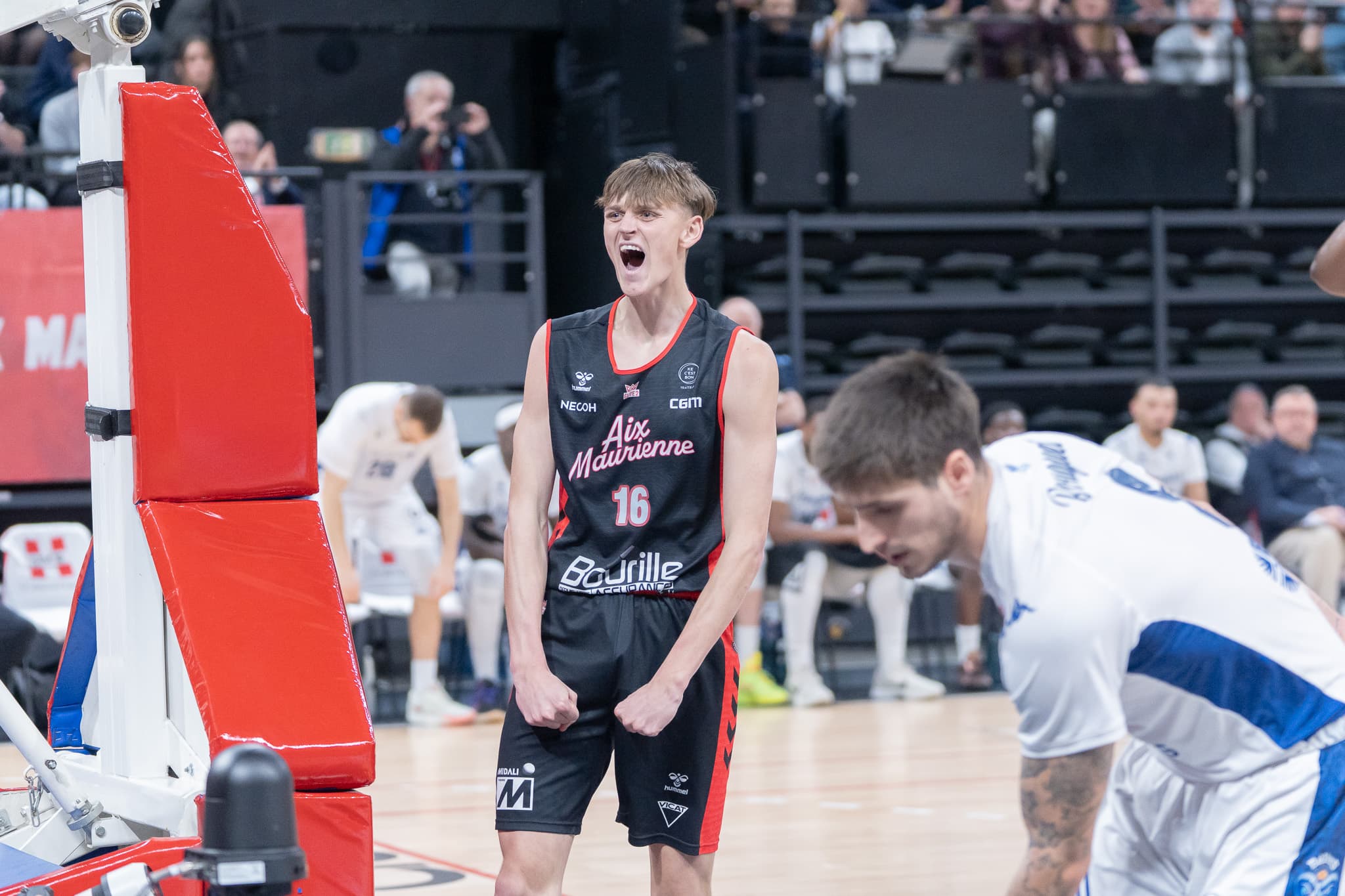 Séquence inoubliable pour Enzo Oudart : un premier panier en pro devant 4 000 spectateurs puis un triple-double à 10h du matin