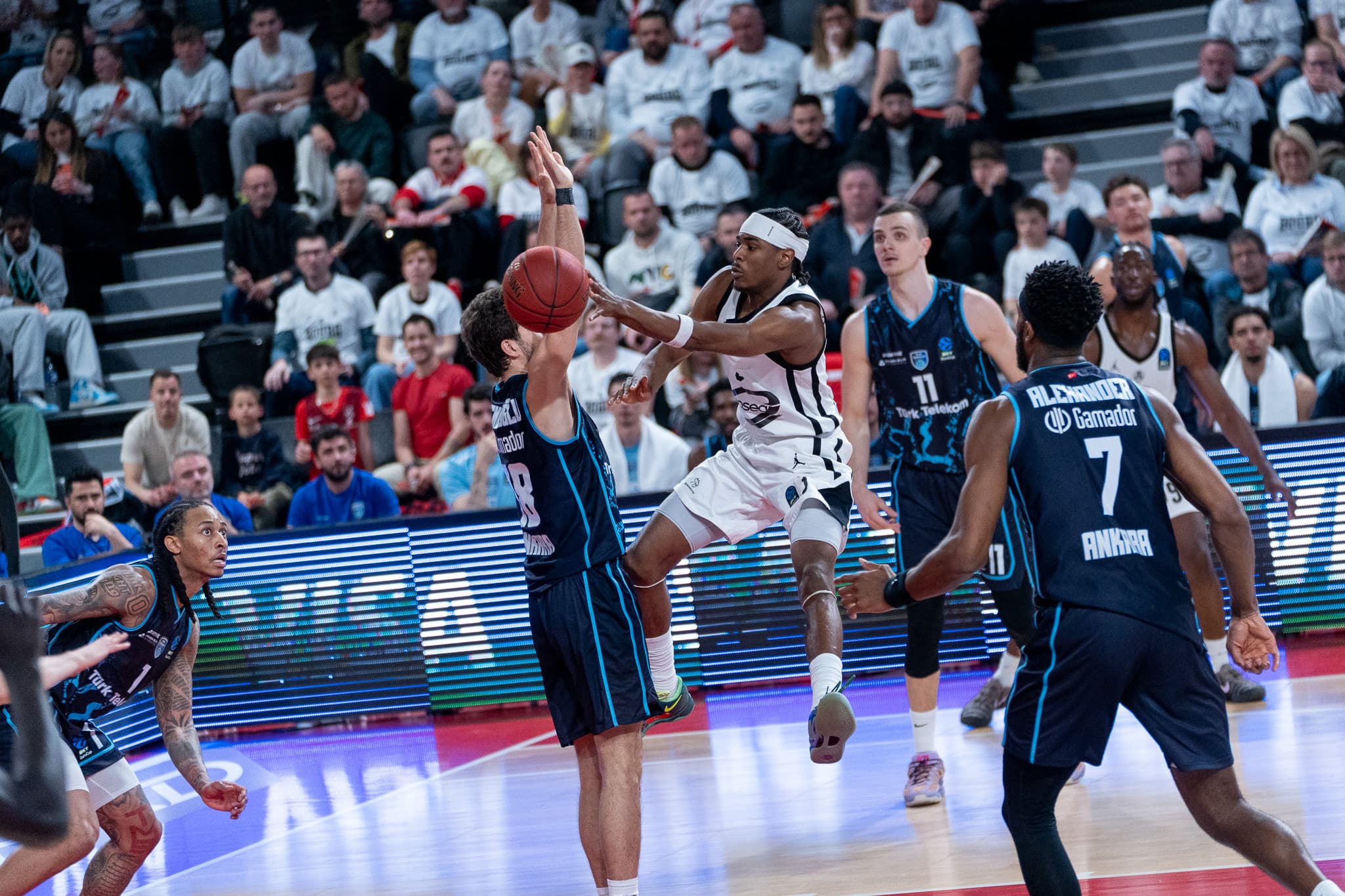 La JL Bourg entretient son rêve de finale d’EuroCup : exploit à Ankara et Match 3 arraché !