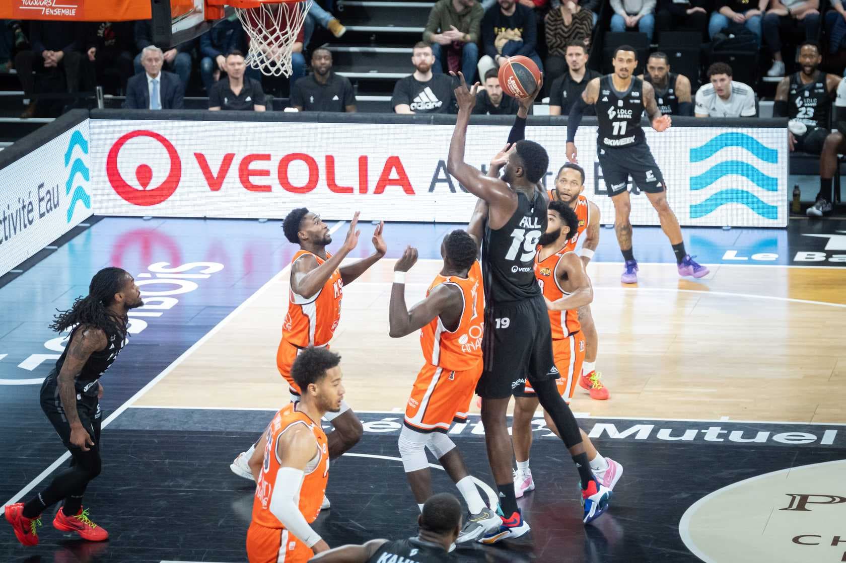 L&rsquo;ASVEL, dominatrice sous le cercle, surplombe Le Mans