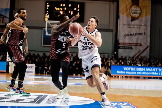 Caen : Yanik Blanc arrêté un mois