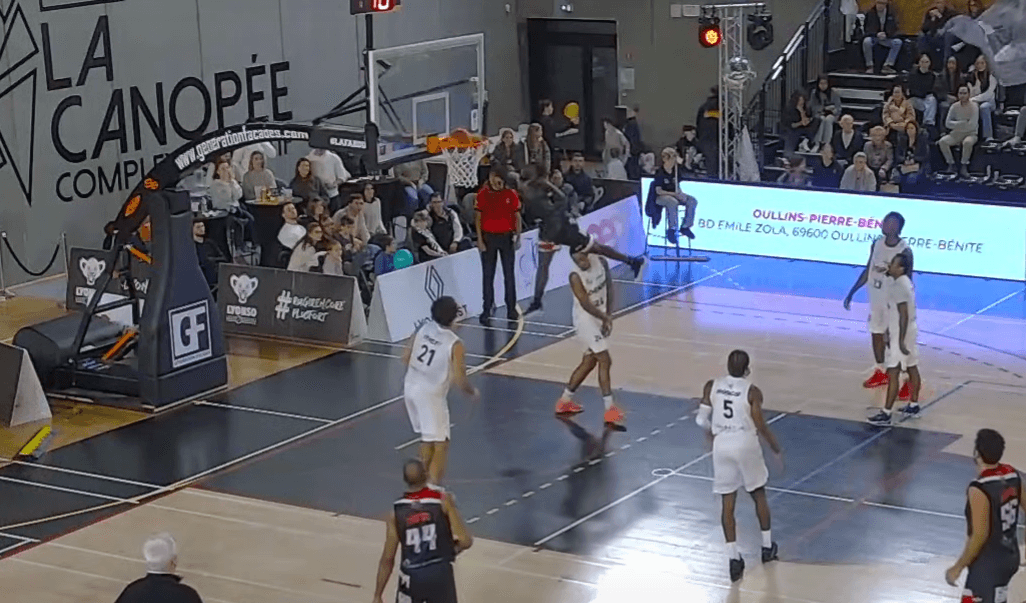 [Vidéo] Il passe au-dessus de son défenseur : l’incroyable dunk de Sidy N’Dir avec Loon-Plage, façon Vince Carter !