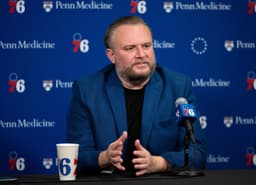 Daryl Morey face aux médias avant la rencontre opposant Philadelphie à Détroit.