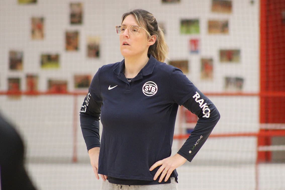 Pionnière du banc de touche masculin, Lauriane Dolt prolonge avec le STB Le Havre pour deux ans