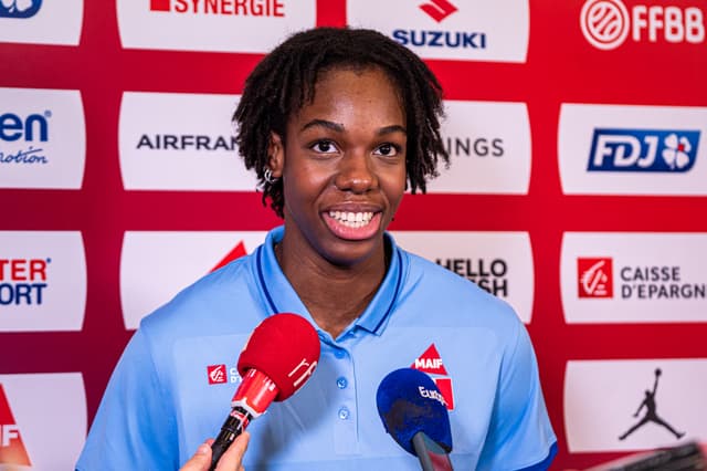 « Ramener le jeu intérieur au niveau de notre jeu extérieur » : Dominique Malonga fixe le cap tactique des Bleues