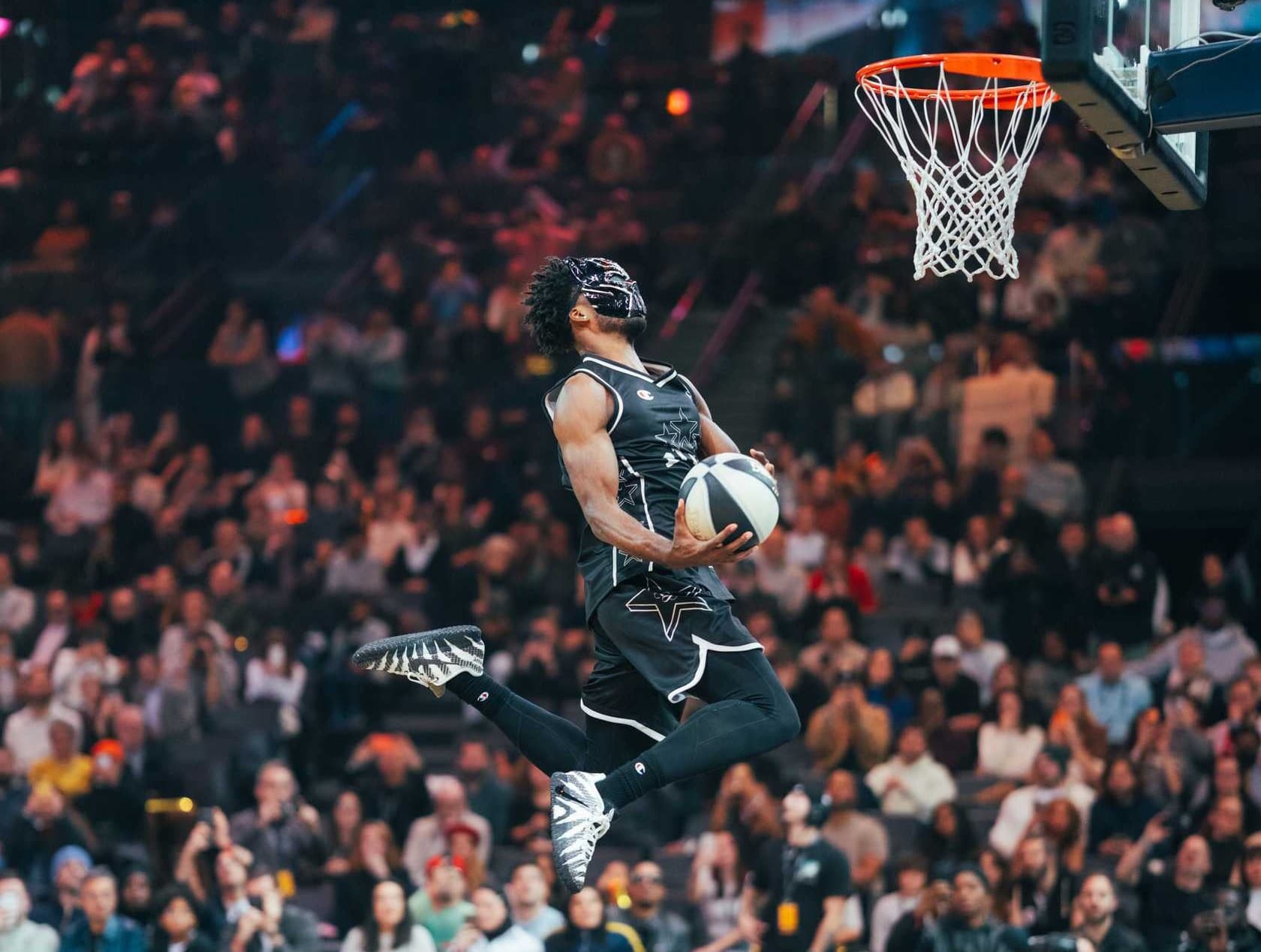 Joshua Uduje sacré lors du concours de dunks du All-Star Game