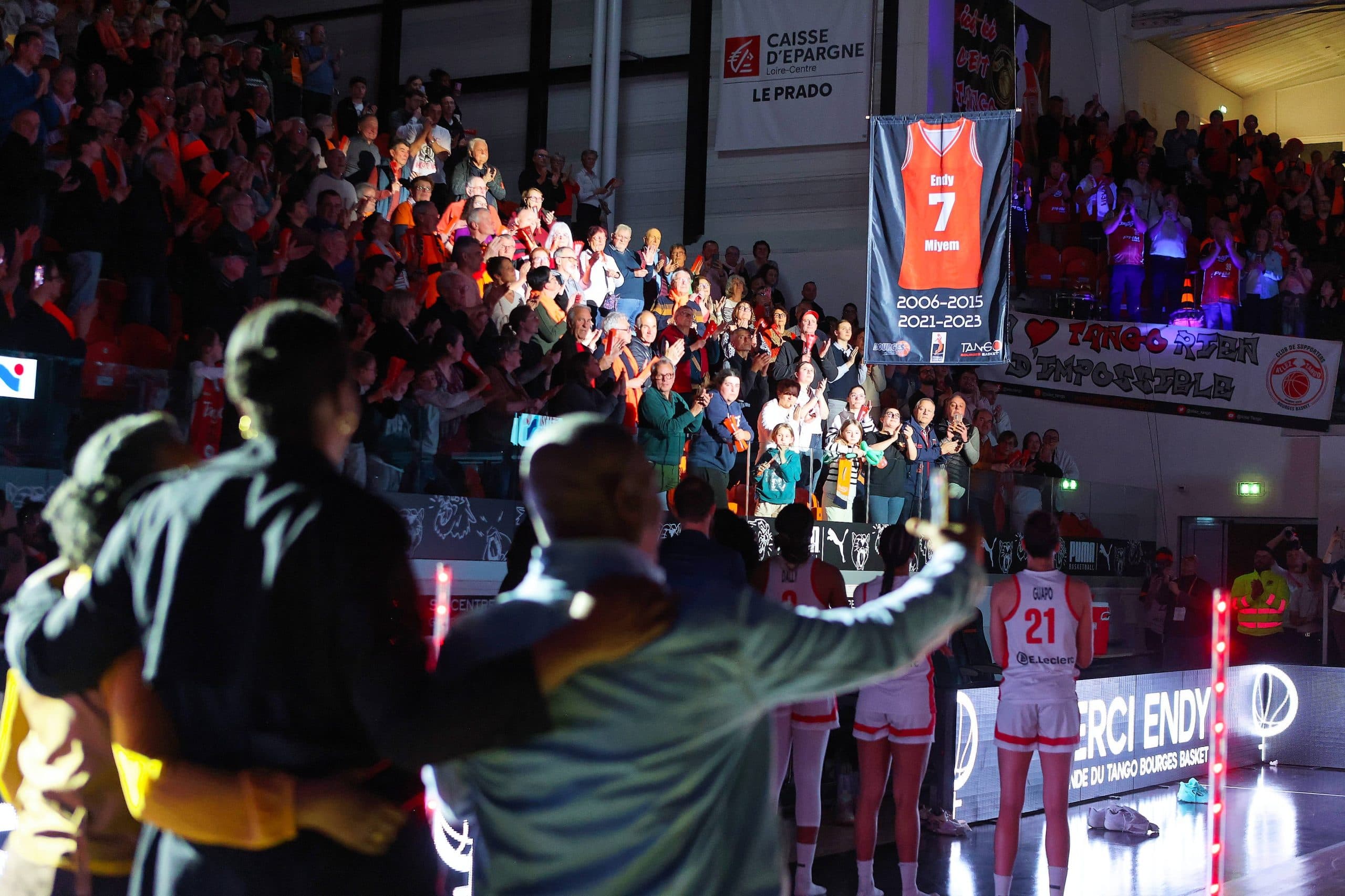 « Une énorme fierté » : Bourges a retiré le maillot d’Endy Miyem