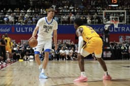 Cooper Flagg sous le maillot de Dallas face à Bronny James lors de son premier match de Summer League contre les Lakers