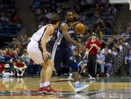 Gilbert Arenas balle en main sou le maillot de Memphis face aux Bucks