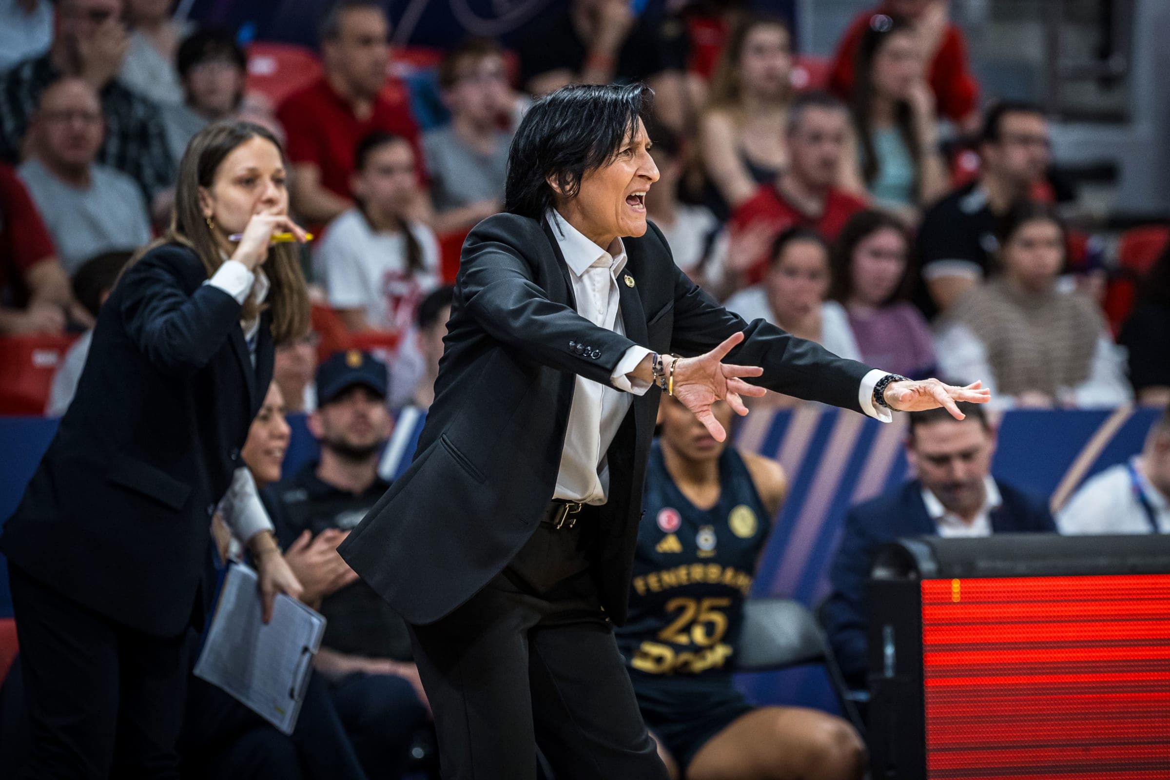 Valérie Garnier débarquée de Fenerbahçe après l’échec au Final Six de l’EuroLeague !
