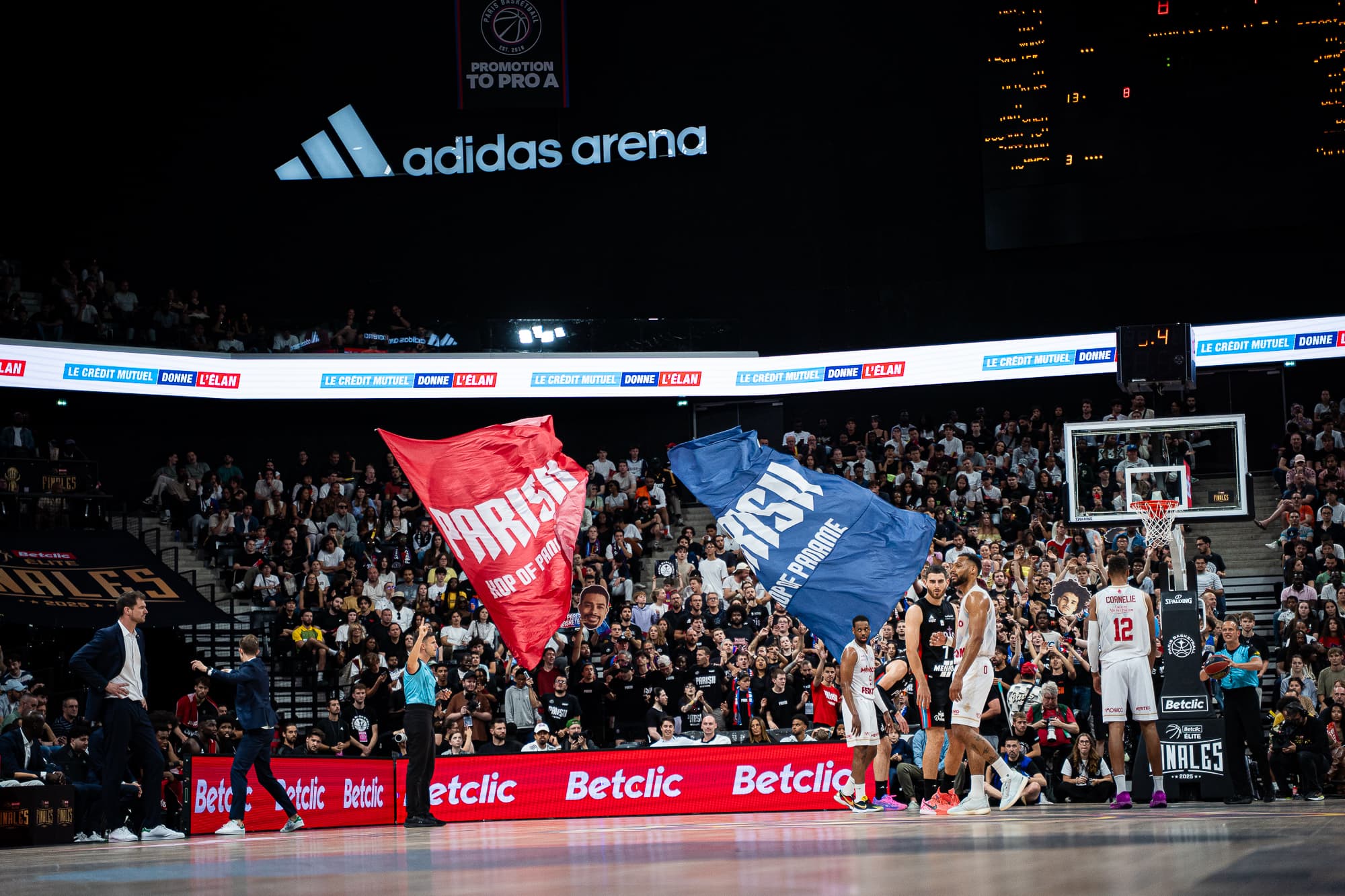 Le Kop Parisii, dynamiteur d’une Adidas Arena feutrée : « L’ambiance s’améliore mais on part de loin »