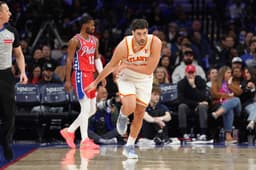 Georges Niang célèbre après avoir marqué contre Philadelphie