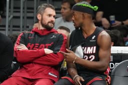Kevin Love sous le maillot du Heat à la droite de Jimmy Butler