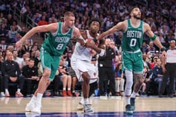Kristaps Porzingis à la droite de Jayson Tatum face aux Knicks