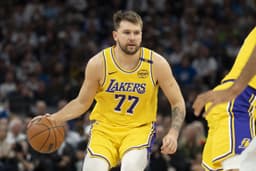 Luka Doncic, avant sa transformation physique, lors du Game 3 des playoffs de 2025 contre les Timberwolves