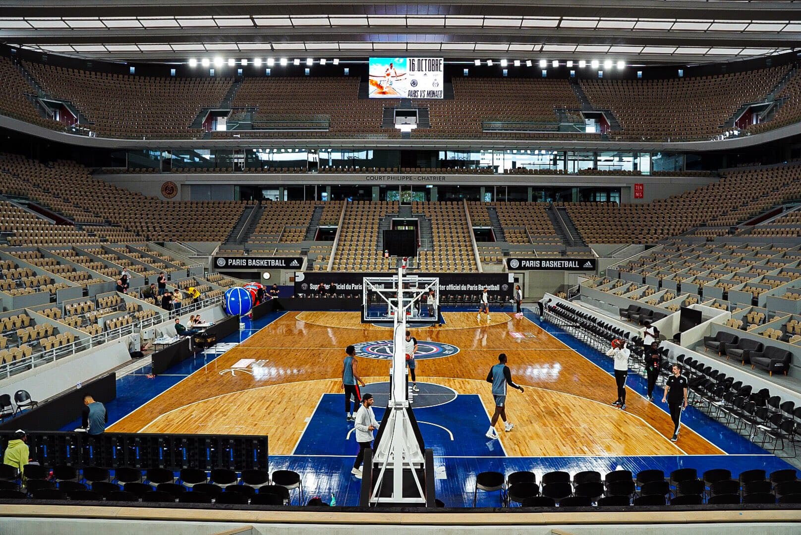 [Vidéo] La transformation de Roland-Garros pour le match du Paris Basketball face à Monaco