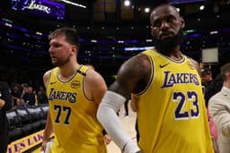 LeBron James et Luka Doncic après la défaite des Lakers face aux Timberwolves, 85-94, lors du Game 2 du premier tour des playoffs 2024