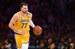 Luka Dončić remontait la balle lors du match entre les Lakers et Houston