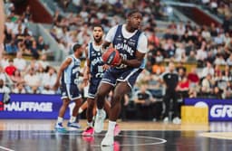 Yvann Mbaya sous ses nouvelles couleurs face à l'ASVEL.