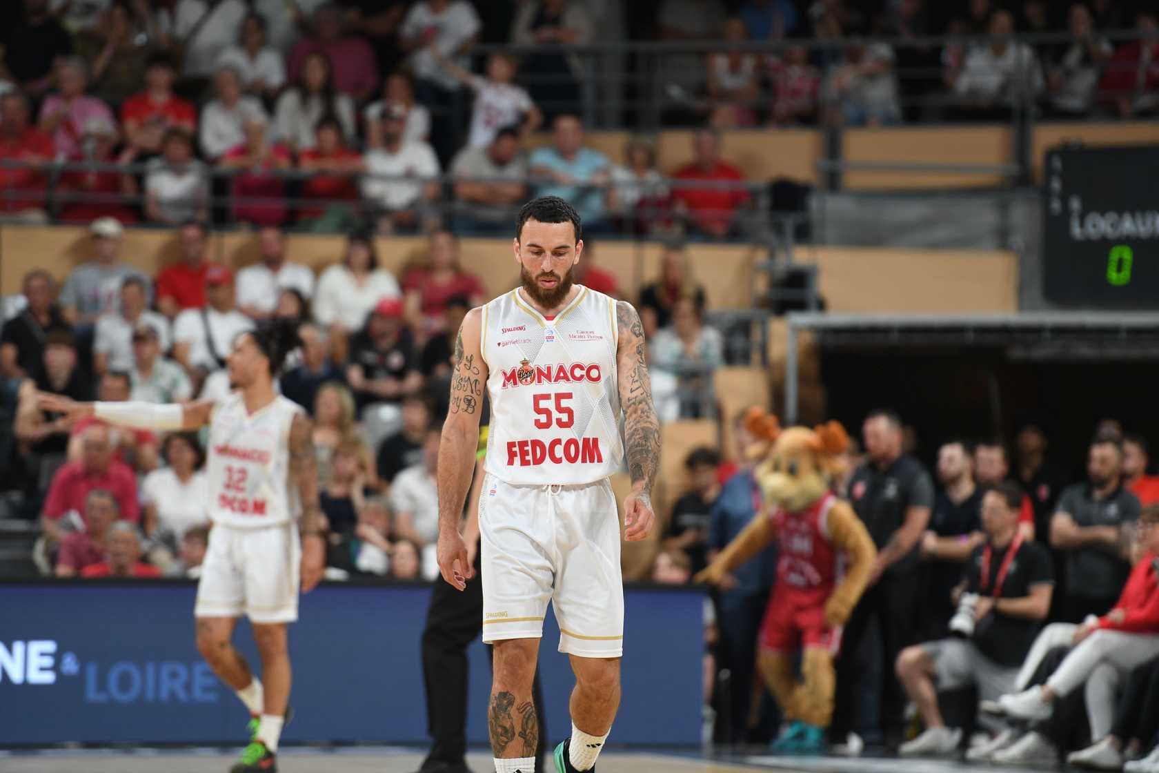 À Monaco, un petit clash en plein match a éclaté entre Mike James et Vassilis Spanoulis