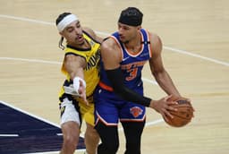 Josh Hart sous les couleurs de New York face à Andrew Nembhard et Indiana lors des finales de conférence 2025