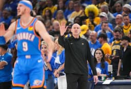 Rick Carlisle en arrière plan lors des finales NBA 2025 qui opposées Oklahoma City aux Pacers