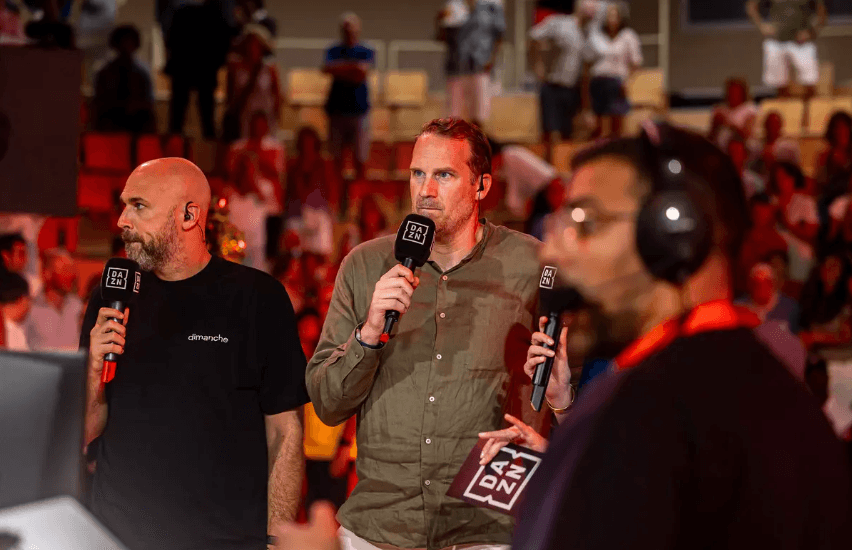 Les commentateurs de DAZN au bord du terrain