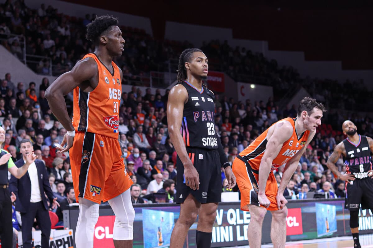 Terry Tarpey III et Valentin Chéry (Le Mans) face à Juhann Begarin (Paris Basketball), Betclic ELITE, 5 mars 2022