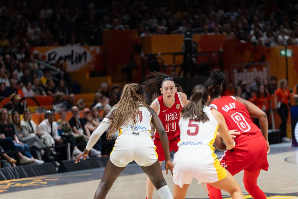Breanna Stewart et Chelsea Gray (Etats-Unis (F)) face à Espagne (F), Coupe du Monde Féminine, 12 septembre 2026