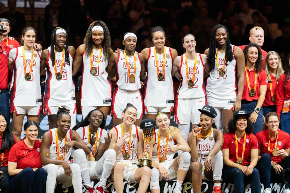 Paige Bueckers, Sonia Citron, Rhyne Howard, Kahleah Copper, Chelsea Gray, Kiki Iriafen, Breanna Stewart, Napheesa Collier, Caitlin Clark, Jackie Young, Aliyah Boston et Angel Reese (Etats-Unis (F)) face à France (F), Coupe du Monde Féminine, 13…