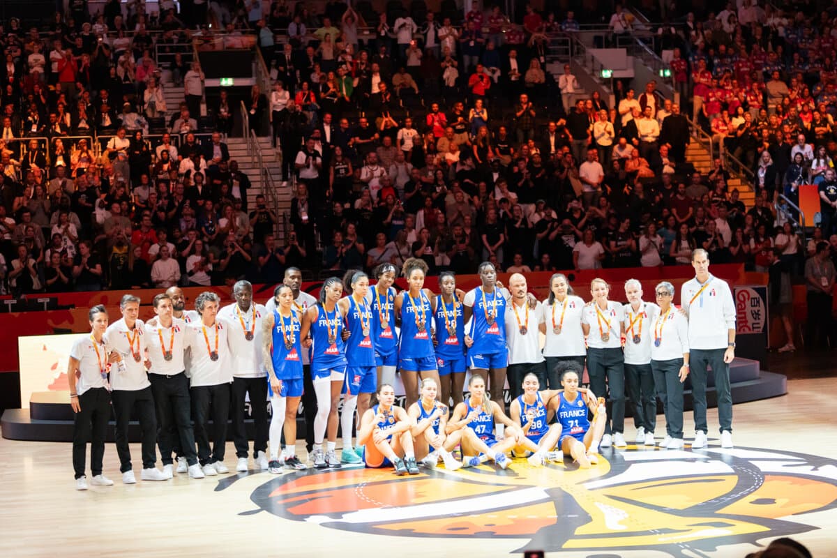 Carla Leite, Valériane Ayayi, Janelle Salaün, Dominique Malonga, Gabby Williams, Marine Johannès, Marième Badiane, Migna Touré, Romane Berniès, Aminata Gueye, Leïla Lacan et Pauline Astier (France (F)) face à Etats-Unis (F), Coupe du Monde Féminine, 13…