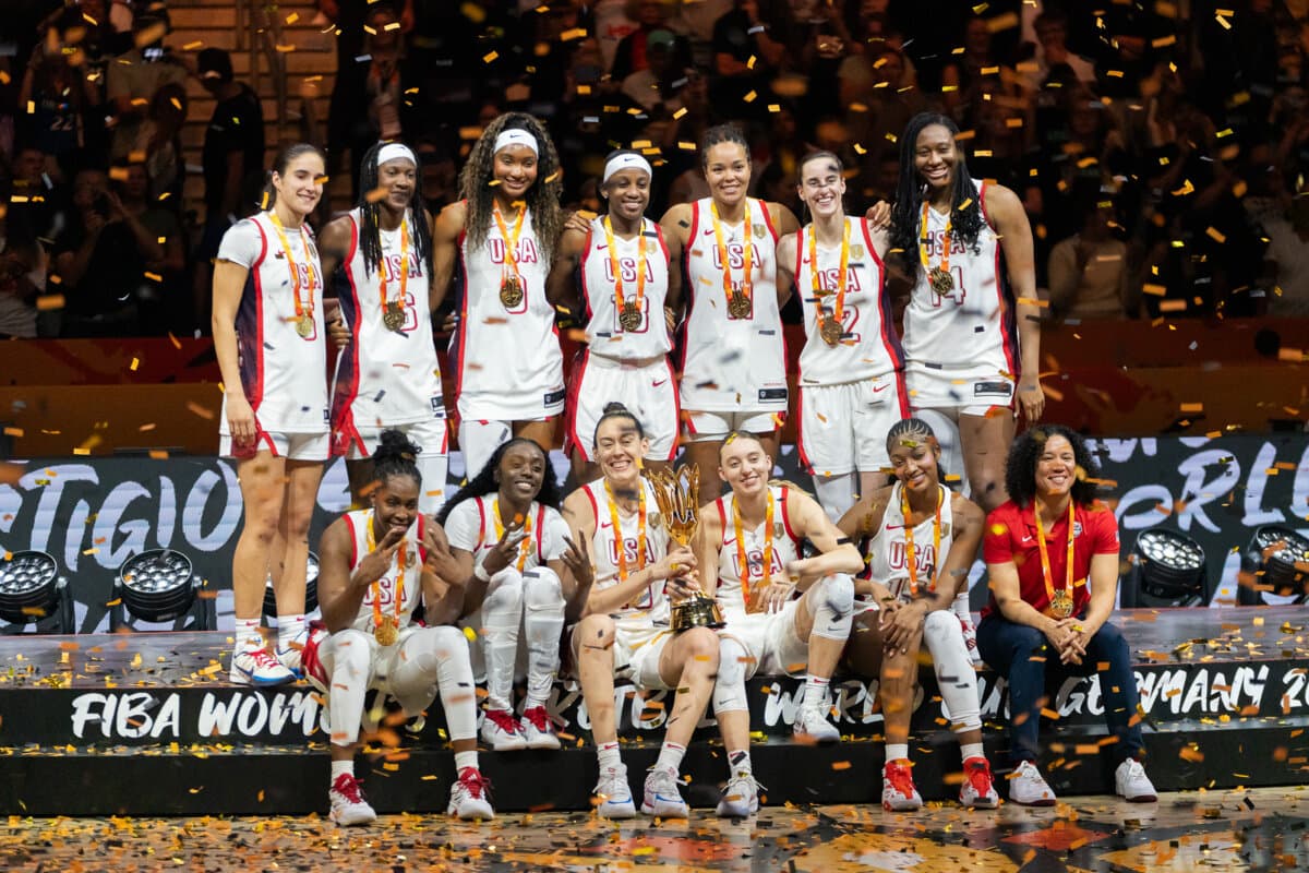 Paige Bueckers, Sonia Citron, Rhyne Howard, Kahleah Copper, Chelsea Gray, Kiki Iriafen, Breanna Stewart, Napheesa Collier, Caitlin Clark, Jackie Young, Aliyah Boston et Angel Reese (Etats-Unis (F)) face à France (F), Coupe du Monde Féminine, 13…