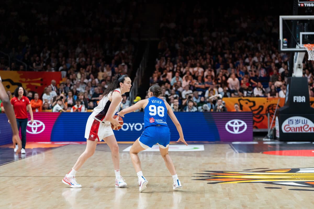 Breanna Stewart (Etats-Unis (F)) face à Pauline Astier (France (F)), Coupe du Monde Féminine, 13 septembre 2026