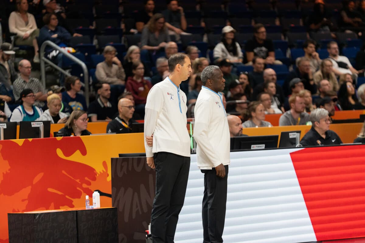 Le coach Jean-Aimé Toupane lors de Chine (F) - France (F), Coupe du Monde Féminine, 10 septembre 2026