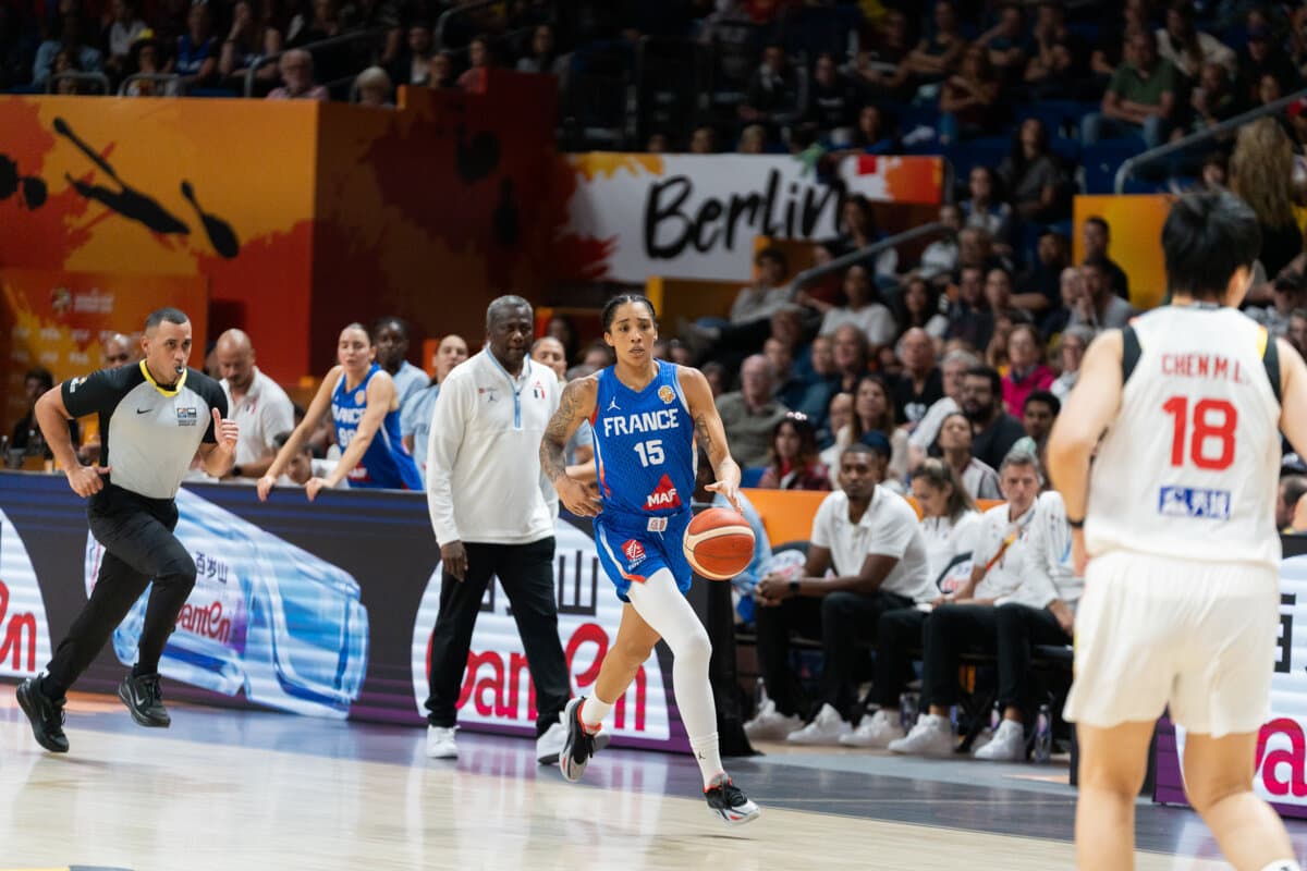 Gabby Williams et le coach Jean-Aimé Toupane lors de Chine (F) - France (F), Coupe du Monde Féminine, 10 septembre 2026