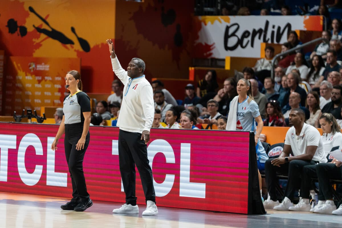Le coach Jean-Aimé Toupane lors de Chine (F) - France (F), Coupe du Monde Féminine, 10 septembre 2026
