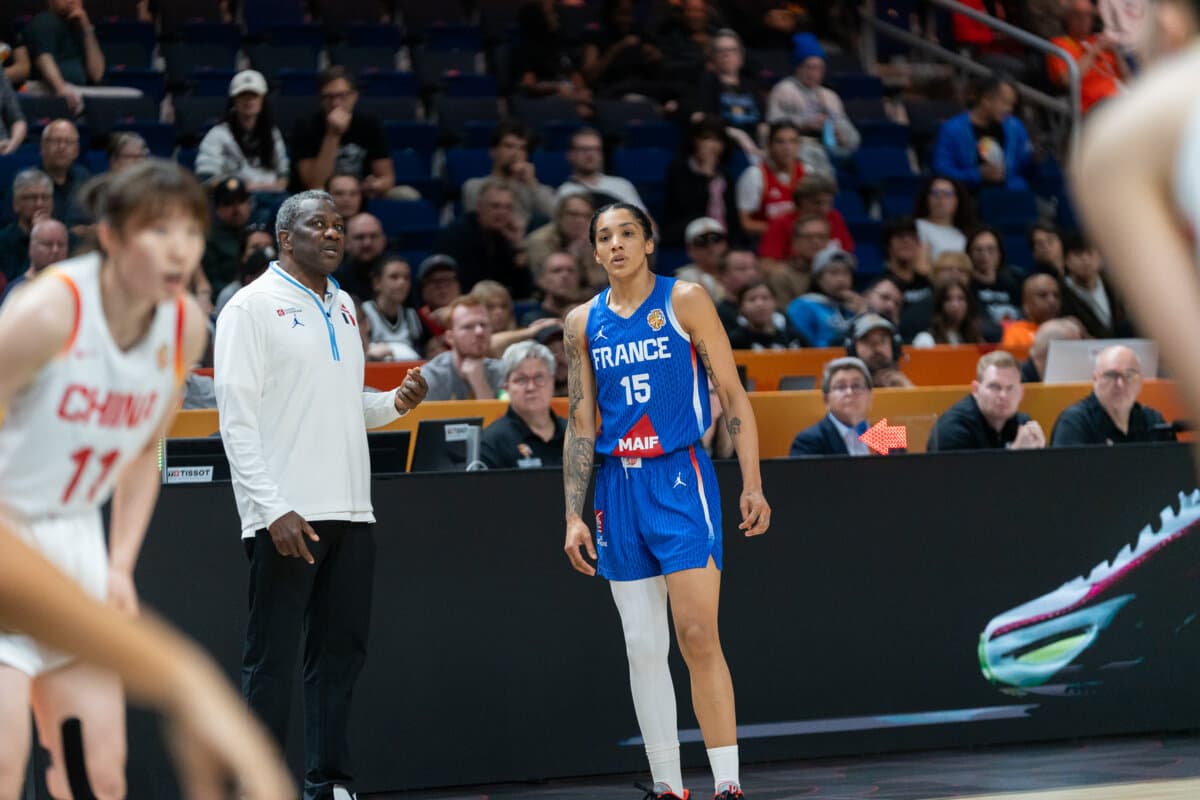 Gabby Williams et le coach Jean-Aimé Toupane lors de Chine (F) - France (F), Coupe du Monde Féminine, 10 septembre 2026