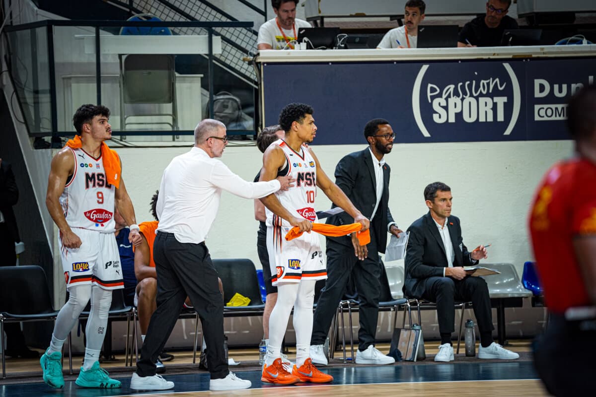 Ugo Doumbia, Léopold Delaunay et le coach Guillaume Vizade lors de Gravelines - Le Mans, Betclic ELITE, 26 septembre 2026