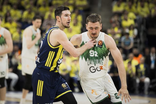 Nando De Colo de retour et le Fenerbahçe l’emporte face à Sylvain Francisco