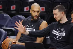 Max Lefevre, ici en discussions avec Rudy Gobert en décembre 2025, rejoint le Paris Basketball