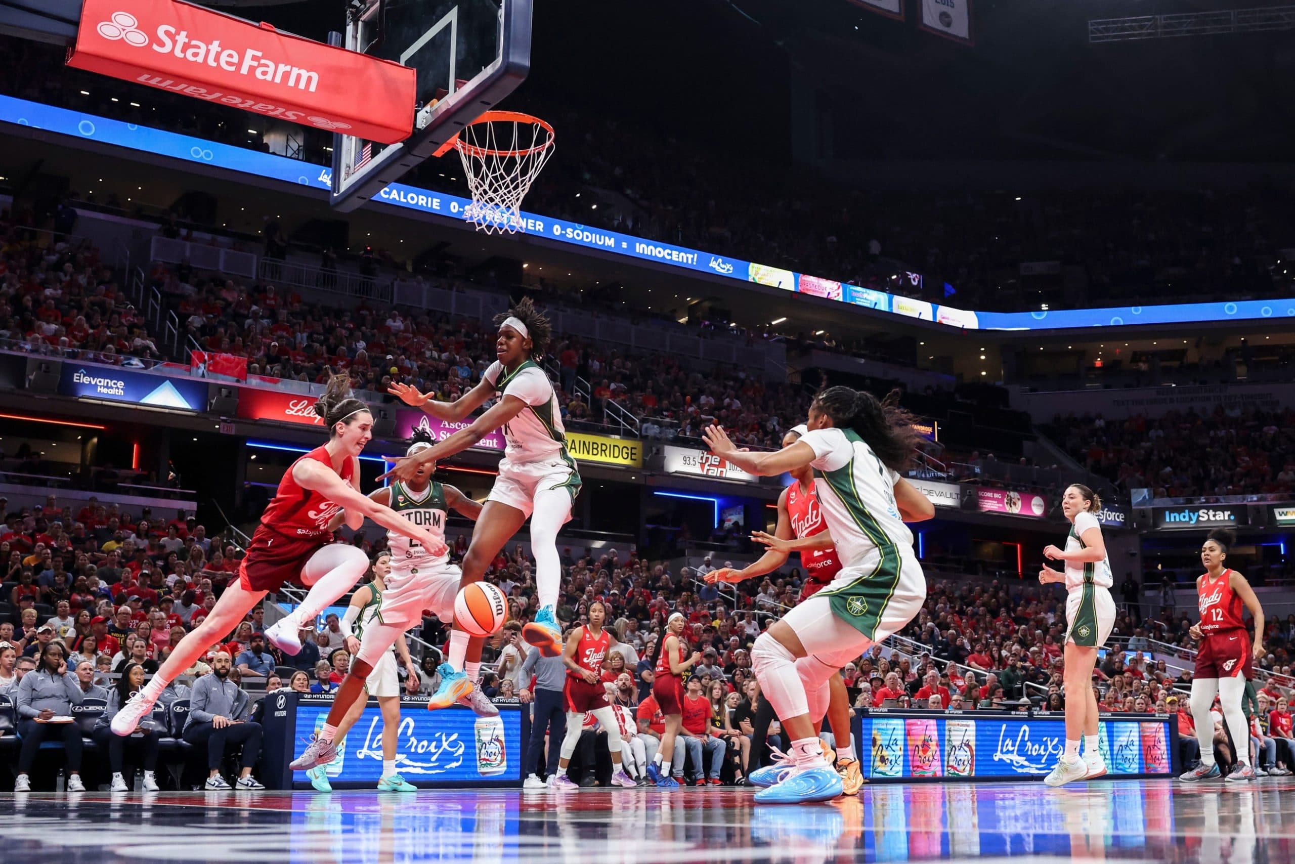 Caitlin Clark s’offre un record historique face à une excellente Dominique Malonga