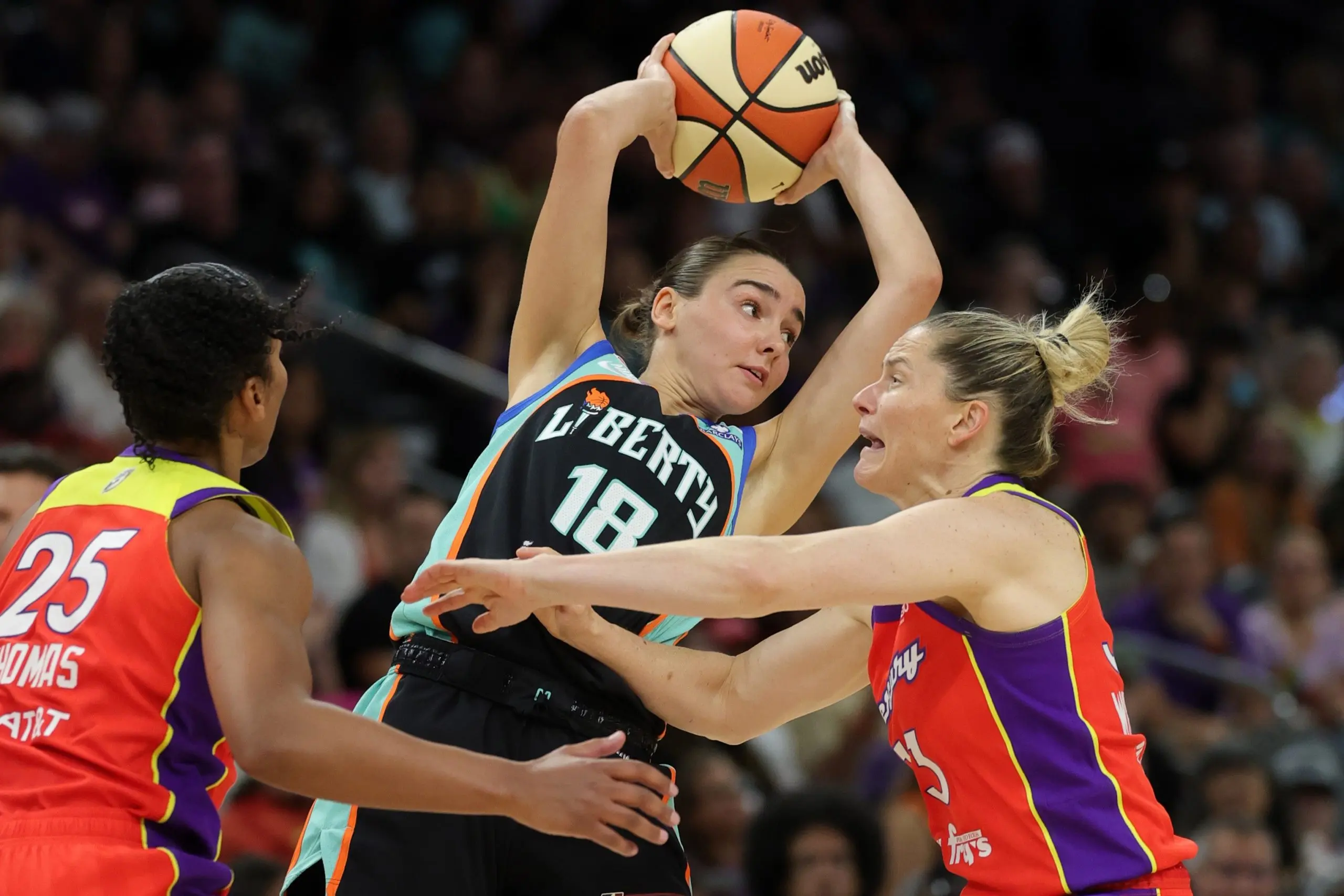 Six Françaises sur le terrain, et New York s’impose à Phoenix pour la dernière de Monique Akoa-Makani !