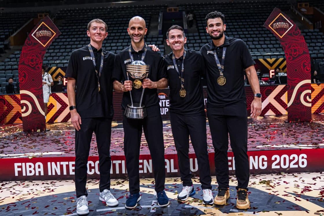 Jonathan Mesmacque (à droite), aux côtés de Devan Blair (assistant) et Mahmoud Abdelfattah (coach principal), staff vainqueur de la Coupe Intercontinentale FIBA 2026 avec la NBA G-League United. © FIBA