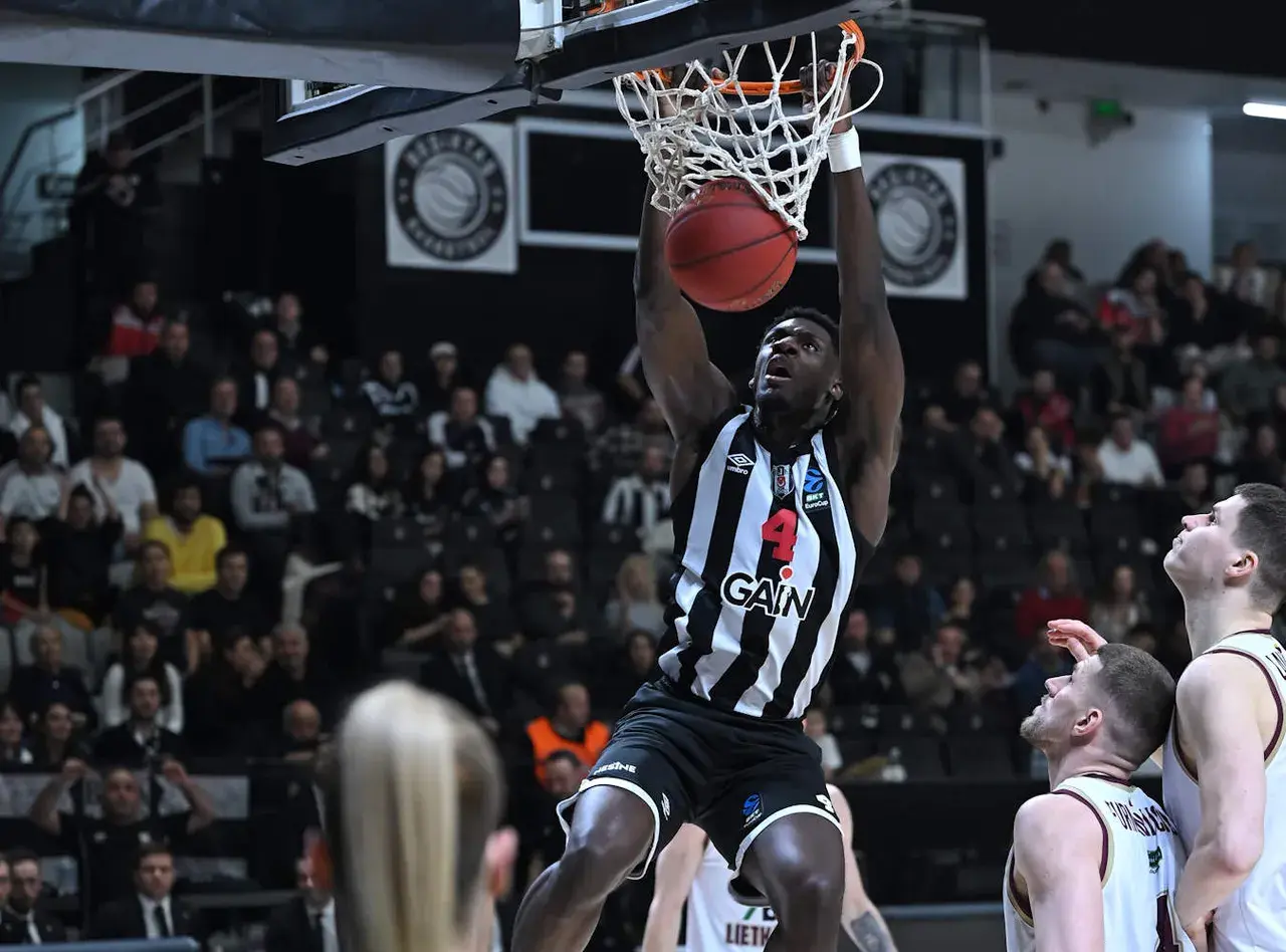 Ismaël Kamagate écrase la raquette et porte Besiktas vers les sommets