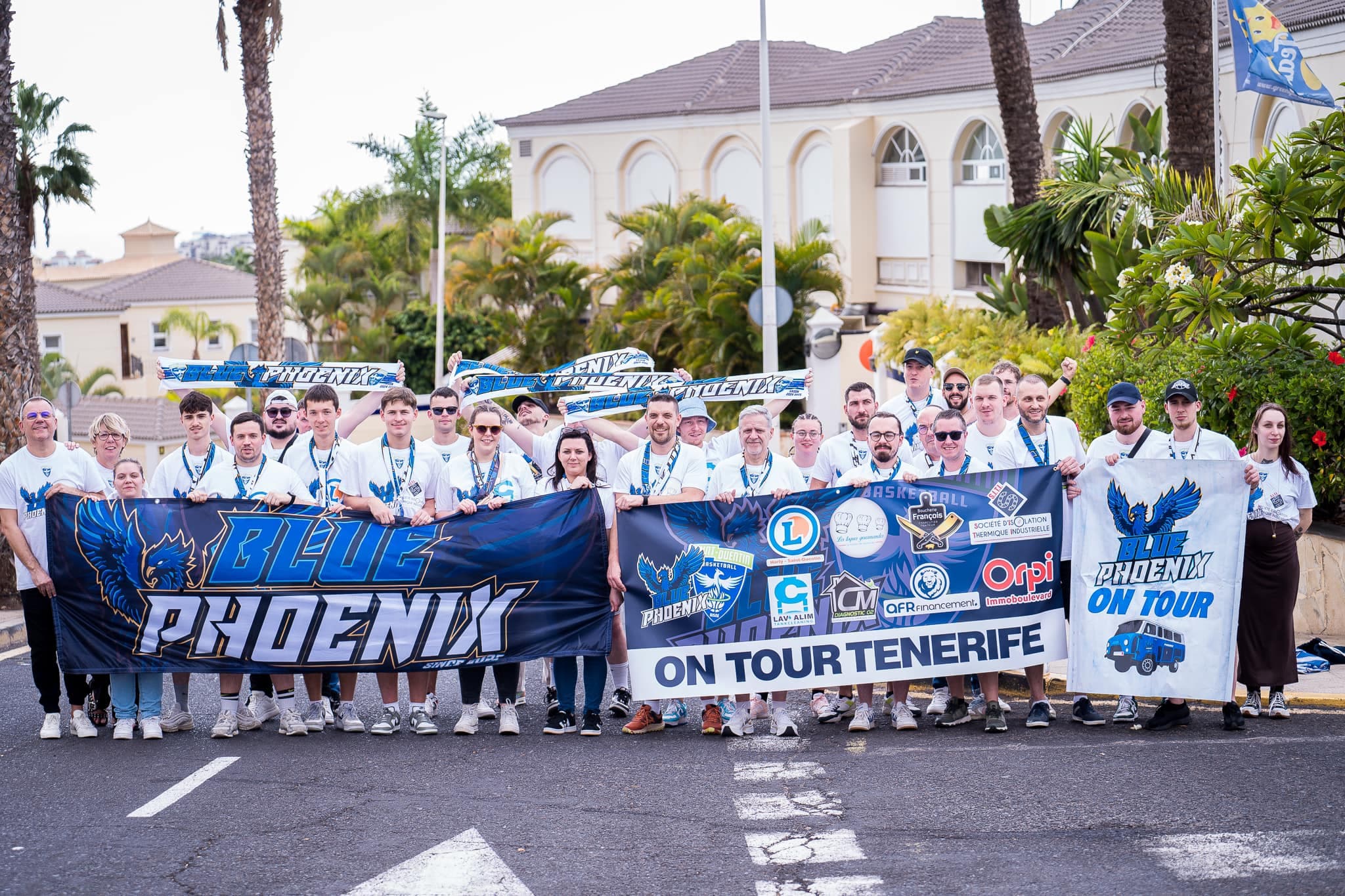 Quand le SQBB est accueilli par ses supporters à… l’aéroport de Tenerife, à 3 300 kilomètres de Saint-Quentin