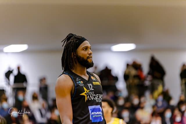 Après avoir coupé pendant trois ans et demi, Ywen Smock est de retour dans le basket professionnel !