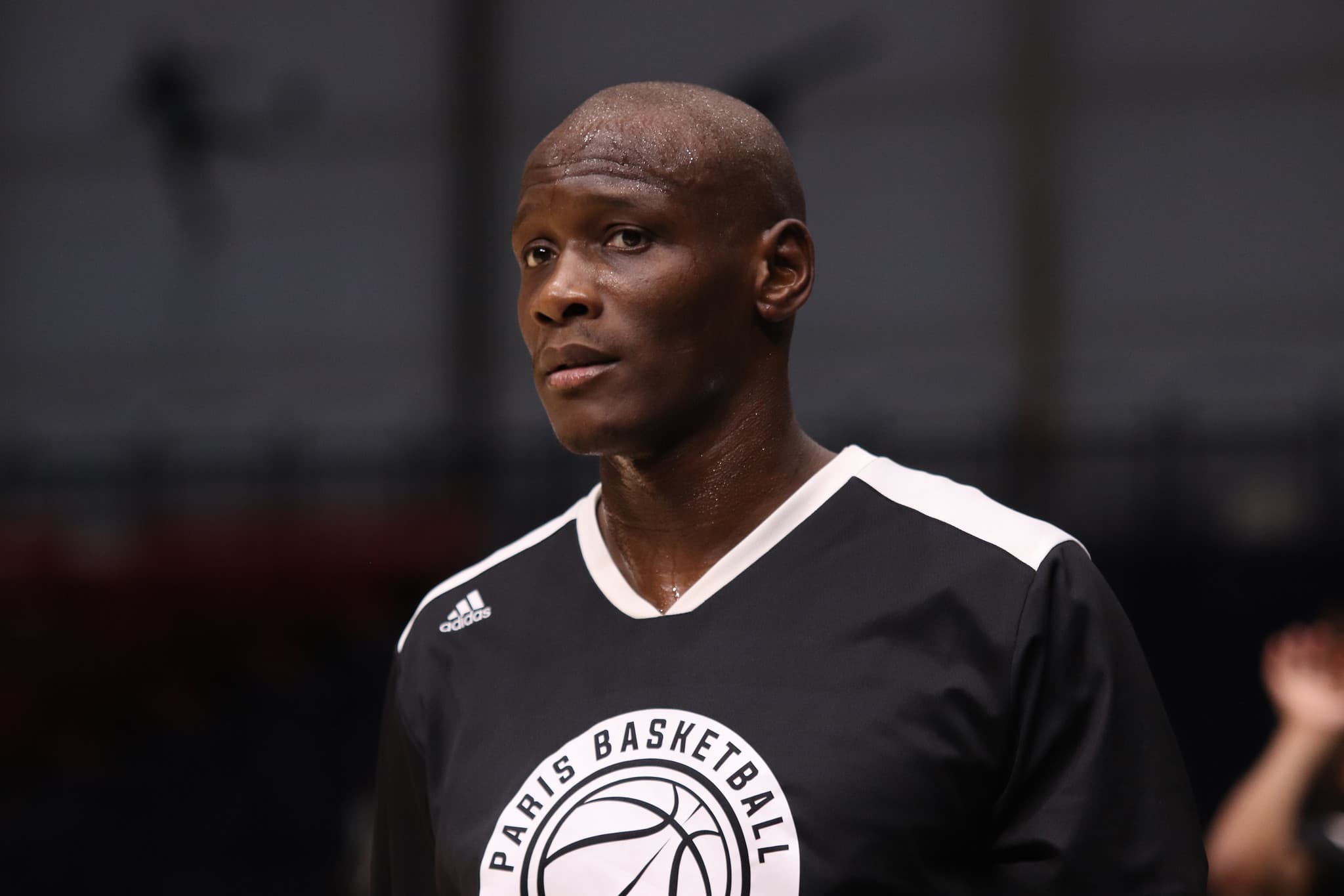 Le maillot d’Amara Sy retiré lors d’ASVEL – Paris Basketball le 11 décembre