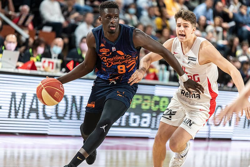 Abdoulaye Ndoye au Mans en tant que remplaçant médical de Brynton Lemar