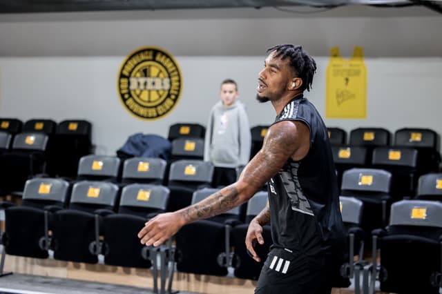 Le tour de force de Valence : un potentiel retour en EuroCup mais trois ans de plus pour Chris Jones